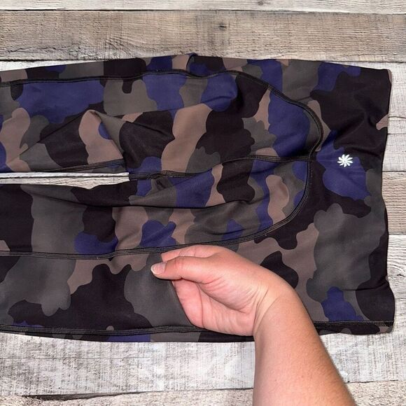 Athleta Ultimate Stash Pocket Printed Camo 7/8 Tight | Size Small - Picture 5 of 9